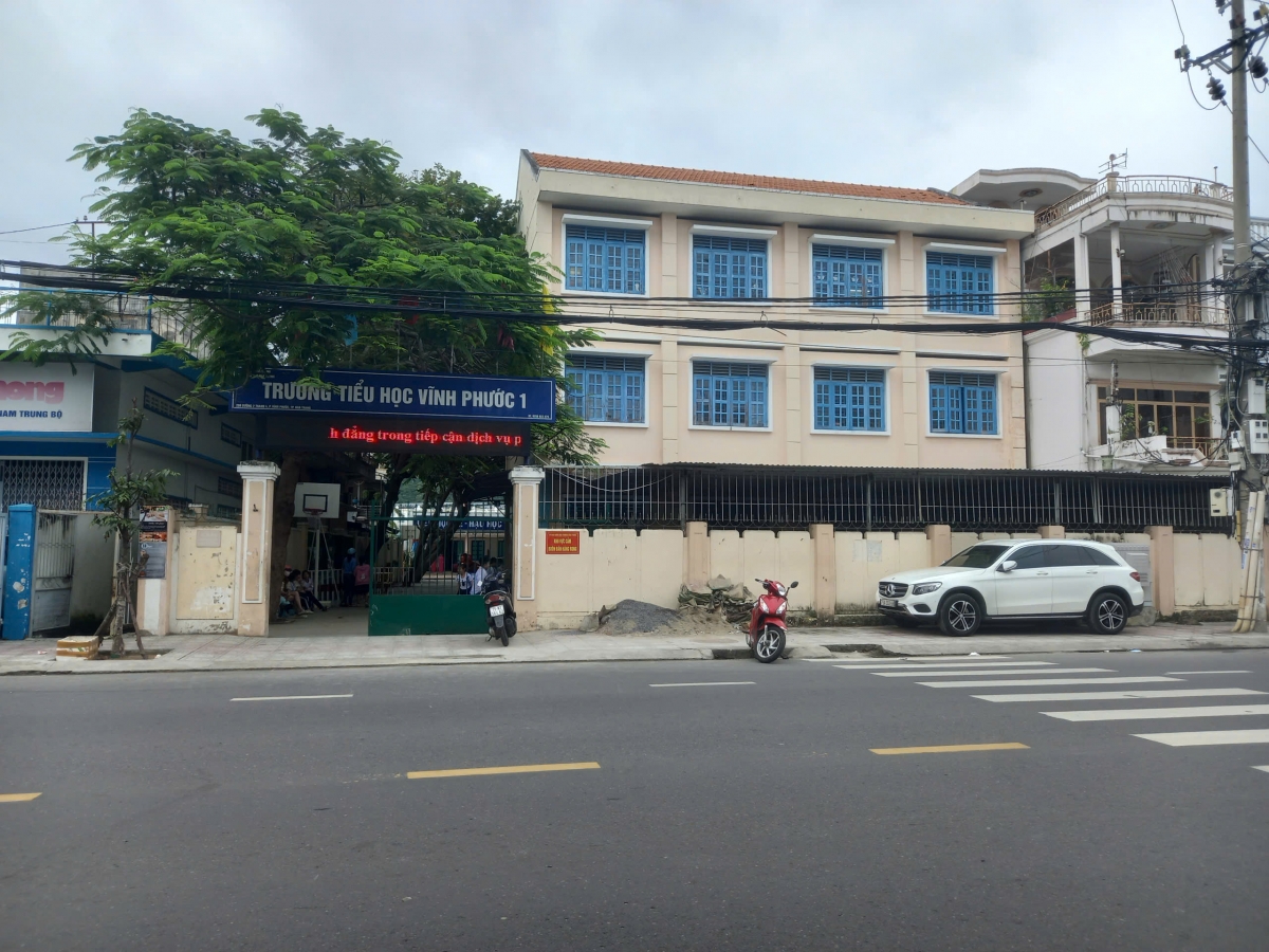 Khởi tố vụ án 2 cha con xé áo cô giáo trước mặt học sinh tại Nha Trang